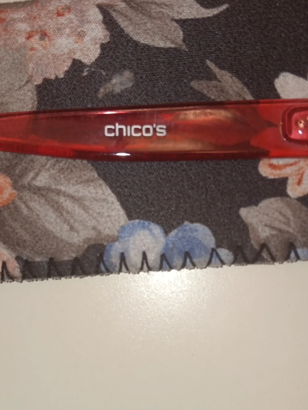 Chico's White Cat-Eye Reading Glasses with Red Temple Accents +2.00 with case